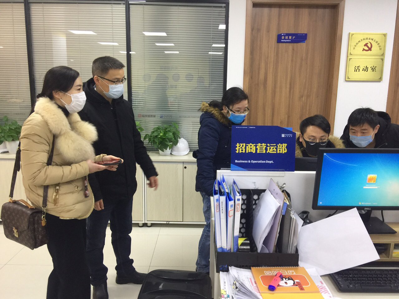 “组团联楼”干部到银泰城了解疫情防控和复工复产工作.JPG